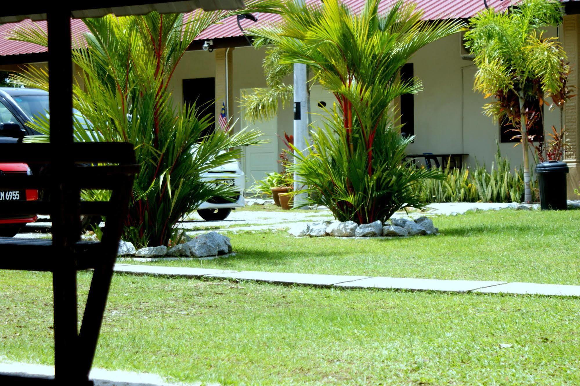 Pem&angan Indah Pensión Pantai Cenang  Exterior foto